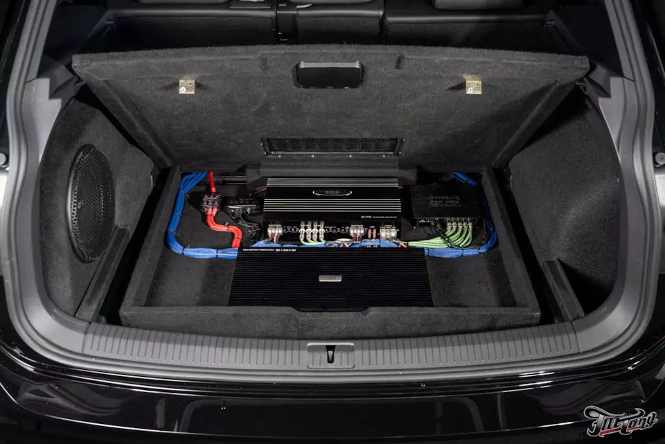 VW Tiguan. Постройка акустической системы, комплексная шумоизоляция и перетяжка потолка в алькантару!